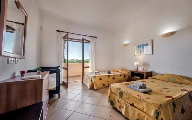 Exclusive Retreat in Vilamoura, Private Pool, Off-street Parking, Free AC & Wifi