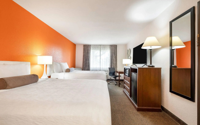 Howard Johnson Hotel & Suites by Wyndham Oacoma