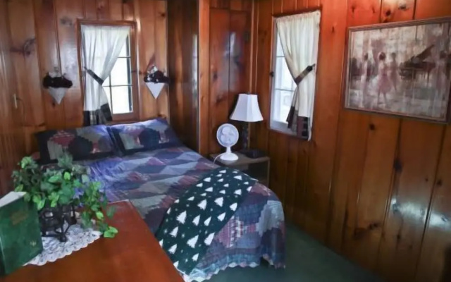 #1 - Cedar Village 2 Bedroom Cabin by RedAwning