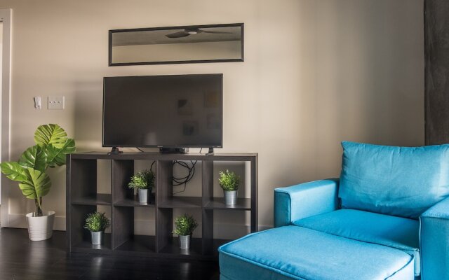 Centrally Located 1 BR and 2 BR Apts with Balcony by Frontdesk