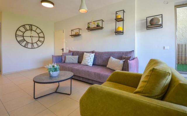Stylish 2BR Apartment with Balcony - Yalarent
