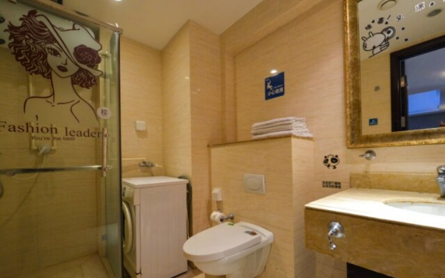 Dalian Yijia Apartment Peace Square