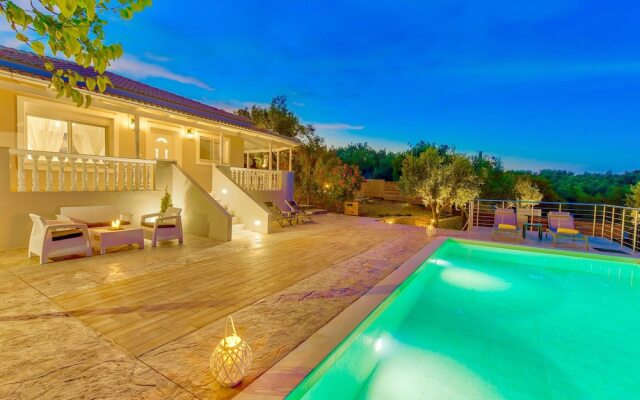 Modern Villa in Tragaki With Pool and Parasol