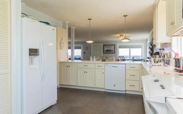 Breezy Oaks by Oak Island Accommodations