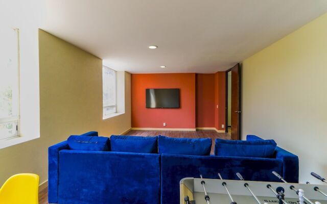 Bright Apartment with Private Bathroom,Kitchen And More @Santafe-601