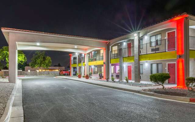 Econo Lodge West - Coors Blvd