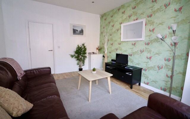 Sleeps 4 only 5 min by taxi