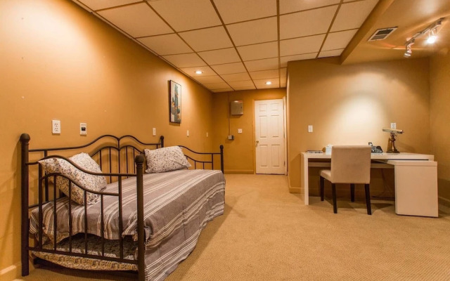 Safe Spacious Mansion Indowntown