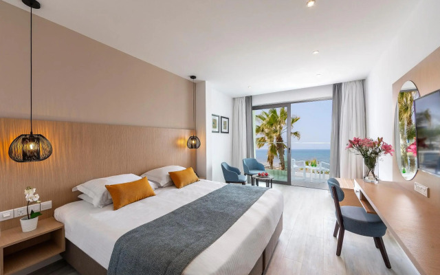 Leonardo Crystal Cove & Spa by the sea - Adults Only