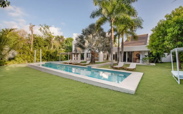Modern Luxury 6 BR Tropical Retreat With Pool