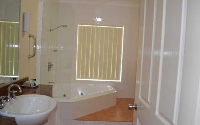 Golden Guitar Motor Inn