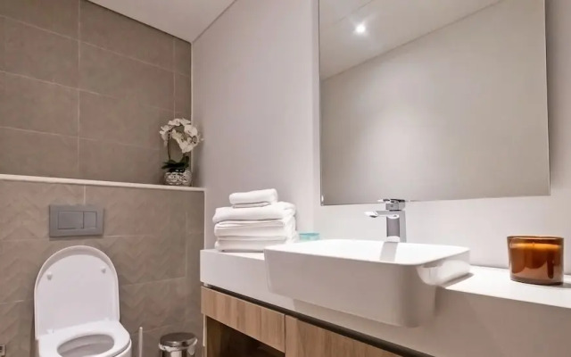 LUX Contemporary Suite Marina View 4