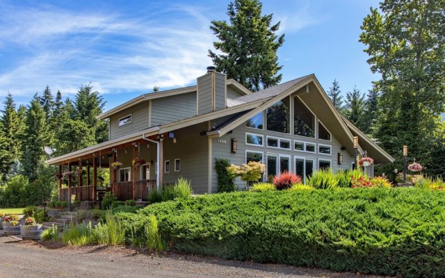 Mount Hood House 3 Bedroom Home by RedAwning