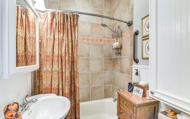 Walk to the Strand: Hideaway Haven Retreat