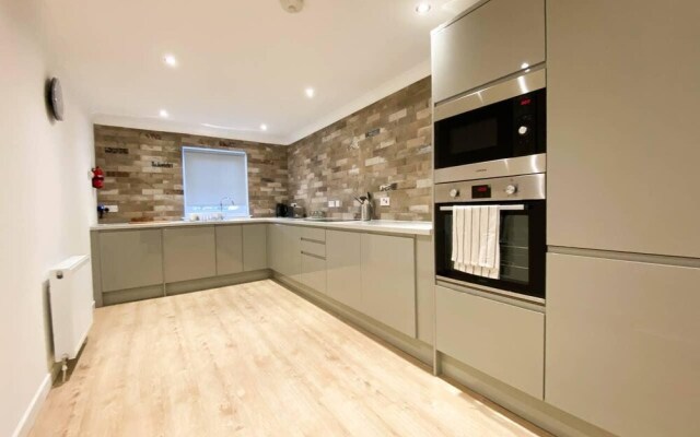 Large Modern 3 Bedroom Apt With Free Parking