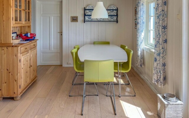 Beautiful Home in Flekkerøy With 4 Bedrooms and Wifi