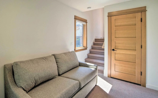 Charming Cle Elum Townhome w/ Balcony & Views