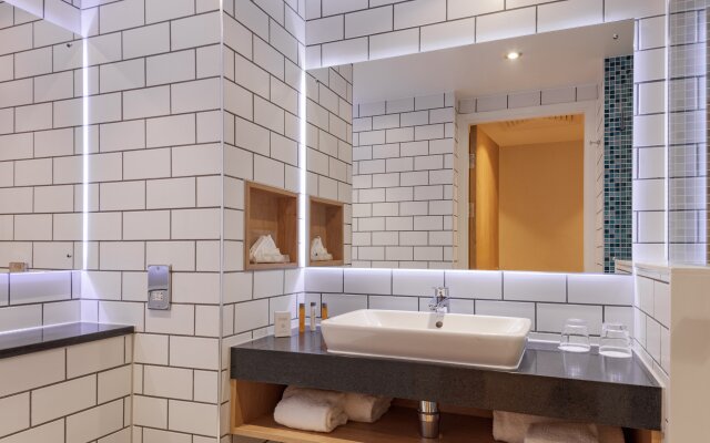 Holiday Inn London Heathrow - Bath Road by IHG