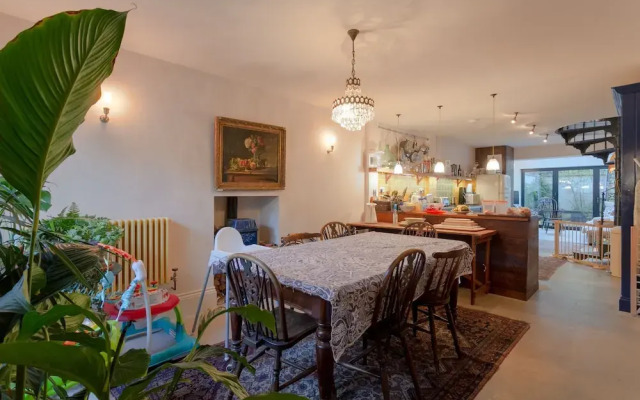 3 Bedroom House With Garden in London Fields