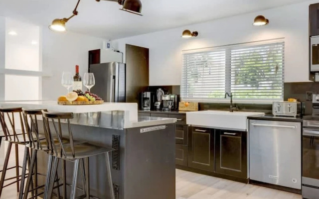 Luxe Lakefront Mansion Waterfront, Pompano Beach