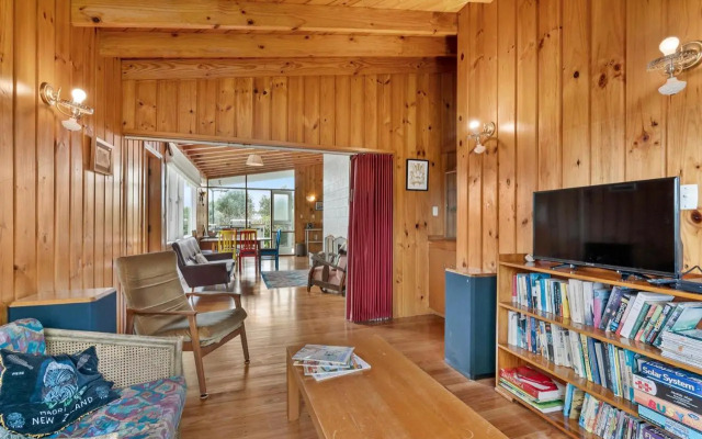 Queenie - Waikanae Beach Holiday Home