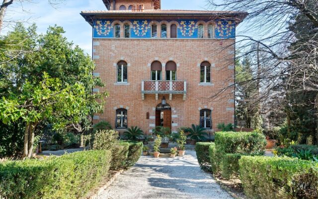 Plush Holiday Home in Macerata with Jacuzzi