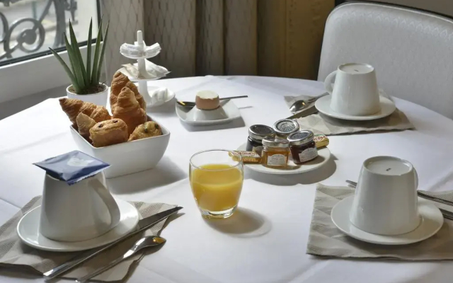 Hotel Atrium by HappyCulture