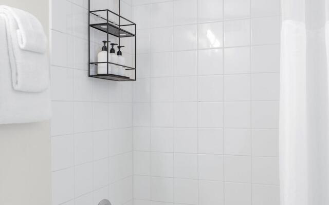 Chicago | Clean & Contactless Studio + Full Kitchen