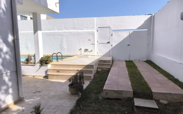 Stylish villa avec parking et piscine
