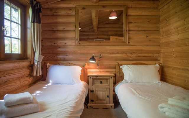 Oak Lodge With Hot Tub, Kingfishers