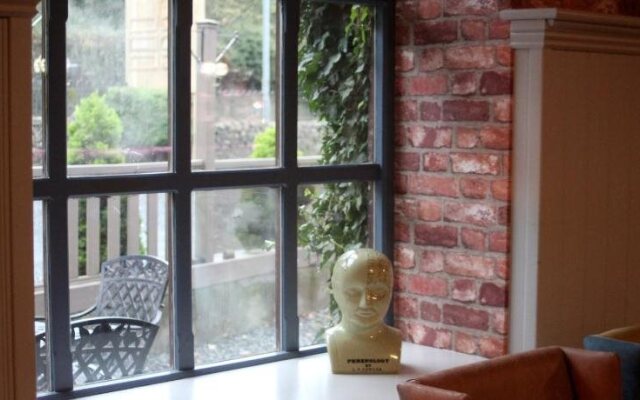 Chequers Hotel & Restaurant