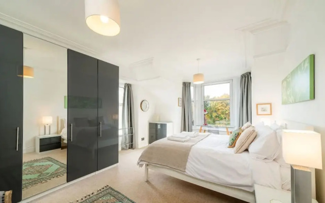 Sunnybrae House Seaside Family-friendly Getaway in Stonehaven With Hot Tub