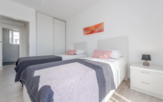 Dario 1. modern & luxury ap. with a pool