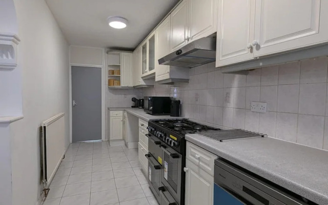 5 Bed Family Home Greater London, Free Parking
