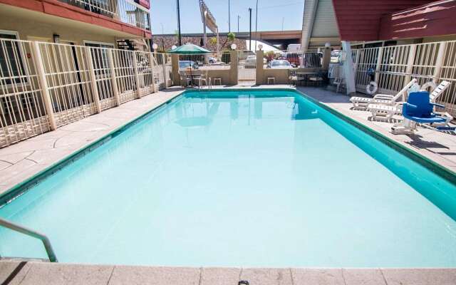 Super 8 by Wyndham Albuquerque Downtown