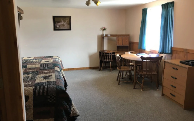 Tenderfoot Cabins & Motel