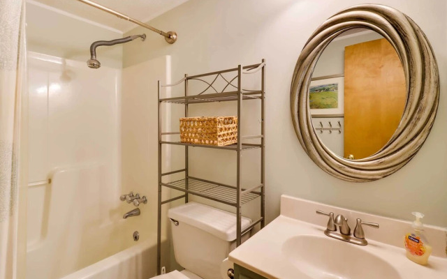 Spacious Pocono Lake House Near Skiing & Swimming!