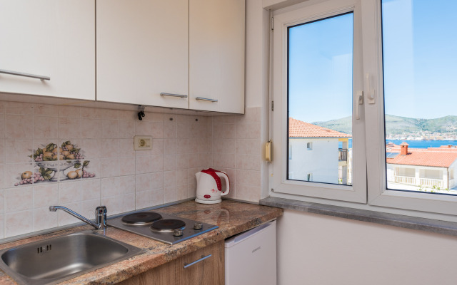 Apartment Karlo 220m From the Beach