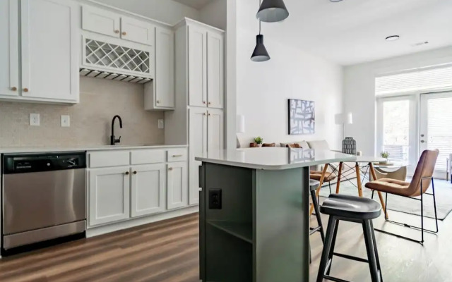 Landing Weston Lakeside Apartments