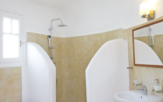Yakinthos Residence