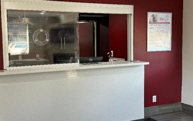 Red Roof PLUS+ Belleville