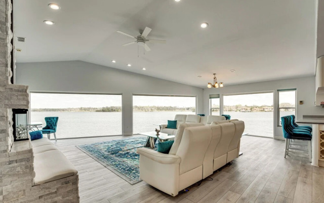 Waterfront Gem: Crystal River Family Home