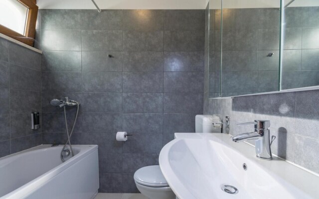 Beautiful Home in Buici With Wifi and 4 Bedrooms