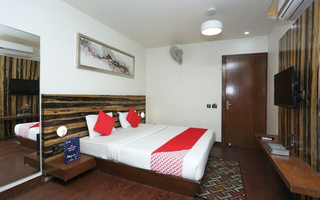 OYO 8183 Hotel Sandal Wood