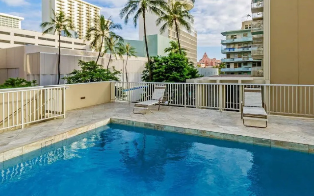 Marine Surf Waikiki w/ Beach Gear & Parking!