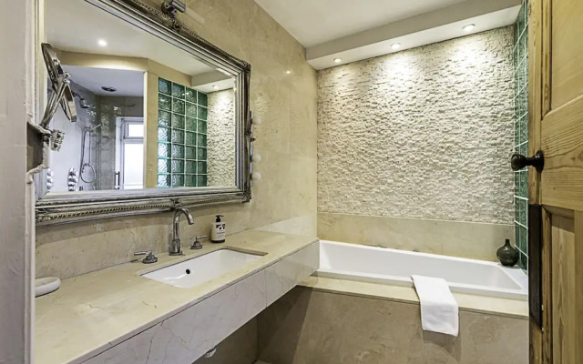 Gorgeous 4-bed Home With a Fireplace and Terrace