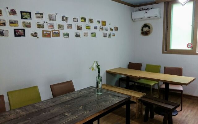 Happy Tour Guesthouse - Hostel
