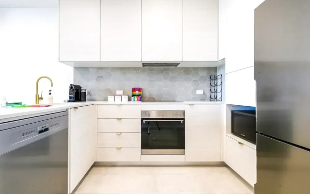 Glorious 2-bed With Waterside Balcony Views