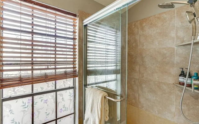 Pet-friendly Scottsdale Home w/ Screened Porch!