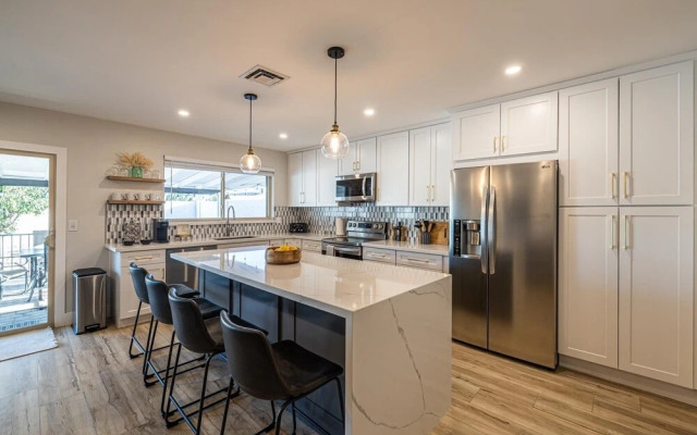 Open Floor Mesa Gable Vacation Home with Heated Pool by Redawning